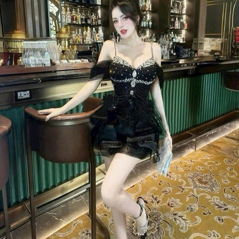 ĐẦM XOÈ TRỄ VAI ĐÍNH CHUỖI   Màu: trắng, da  Size S dưới 50kg eo 54=))64 Size M dươi 54kg eo 64=))68 Size L dươi 60kg eo 68=))75  Chất liệu: kim sa hạt đính lông đính đá Nữ