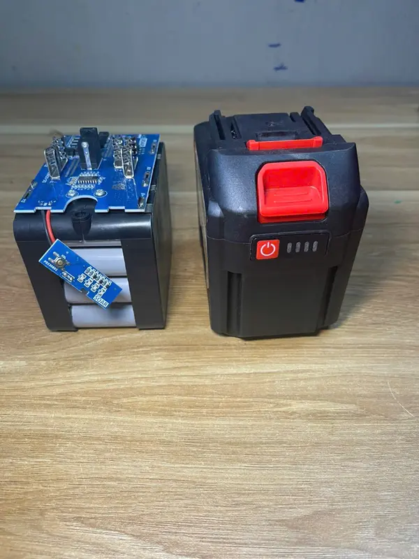 Pin đóng makita 20 cell 5s4p- 21V có đèn led báo pin, pin chân phổ thông 4cm, dung lượng 10.000 mah 5