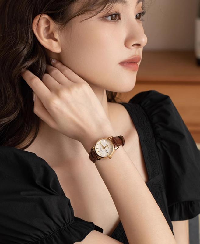 【HÀNG CHÍNH HÃNG BÁN CHẠY ĐỒNG HỒ NỮ CHÍNH HÃNG THỤY SĨ 2025 - THIẾT KẾ NHỎ GỌN SANG TRỌNG, PHONG CÁCH CỔ ĐIỂN THỜI THƯỢNG, DÂY DA THẬT CAO CẤP, CHỐNG NƯỚC TỐT, PHÙ HỢP NỮ VĂN PHÒNG VÀ NÀNG YÊU GU TỐI GIẢN, THƯƠNG HIỆU CAO CẤP ĐÁNG TIN DÙNG + Quà tặng