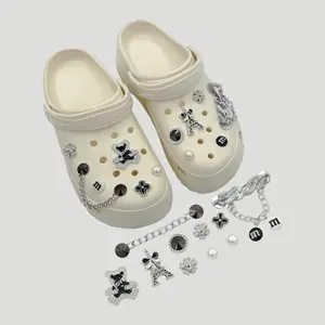 Bor Titik Rantai Menara Beruang Hitam Kacamata hitam keren dengan anting kelinci dan rantai Aksesori gesper sepatu DIY yang dapat dilepas, sangat cocok Berlian tiga dimensi Rantai gitar beruang berlian hitam dan perak aksesoris  sandal  baim