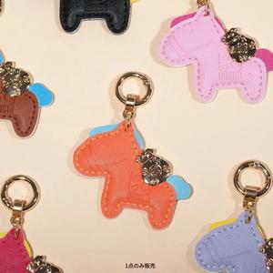 かわいい馬のチャーム付きキーホルダー、エレガントな馬モチーフのバッグ飾り、女性や女の子に最適、プレゼントにぴったりのアイデア