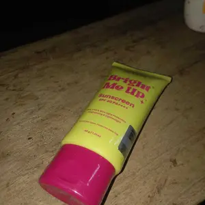 [READY] SCORA Bright Me Up Sunscreen 40 gr Sunblock Mencerahkan Melindungi UV Menyerap Cepat Glowing Sepanjang Hari