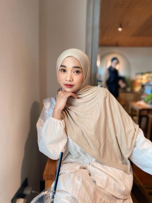 Hijab Pashmina Airflow Kerudung Meleyot Ringan Lembut untuk Semua Musim Kualitas Terbaik Hijab Pashmina Airflow Kerudung Meleyot Ringan Lembut untuk Semua Musim Kualitas Terbaik