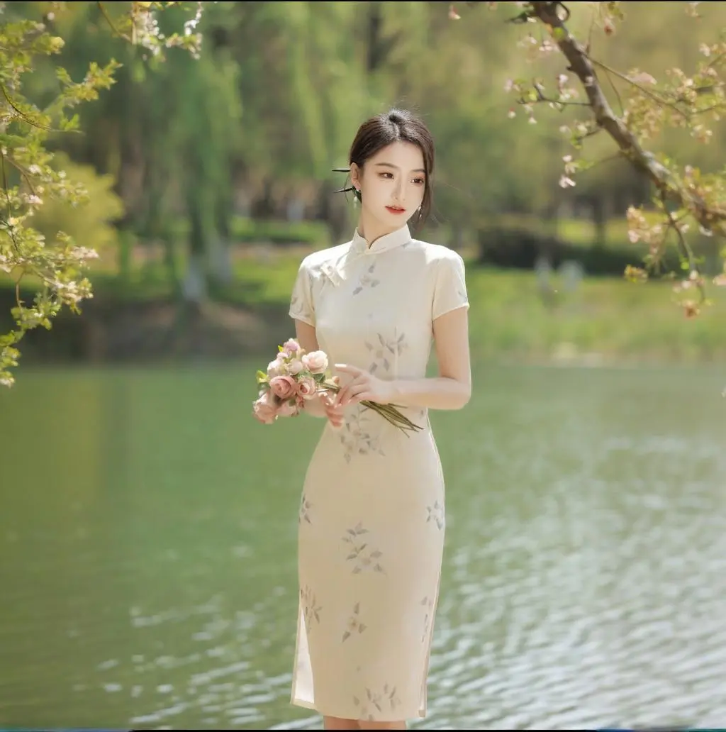 [New off-white flower printed short-sleeved cheongsam women] slim and slim design, elegant and retro, suitable for women's daily dating/party scenes, and interpretation of oriental classical charm!