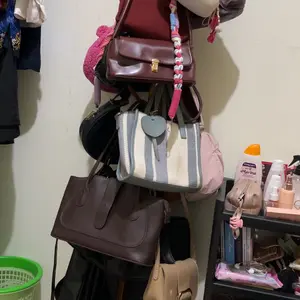 LOVE rak baju Bambu Berdiri Stand Gantungan Baju Dari Cabang Pohon Stand Hanger Kayu Gantungan Berdiri Topi Simple Installation aesthetic portable hanger tas topi Ketegasan tiga kaki Dasar menyilang jemuran dalam rumah gantung Minimalis Furniture