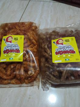 Product Review of Paket Gurilem & Kerupuk Mangkok Pedas isi 500 gram Food Snacks from h**2 2