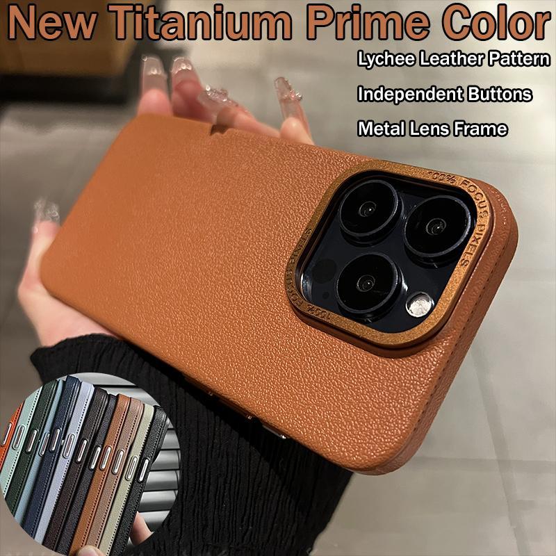  Ốp Kaki Màu Nâu Prime Phong Cách Ngầu Họa Tiết Da Vải Thiều Khung Ống Kính Kim Loại Cho IPHONE 12 13 14 15 Pro Max 14PLUS 15PLUS Ốp Lưng PC Chống Sốc Ốp Cứng 