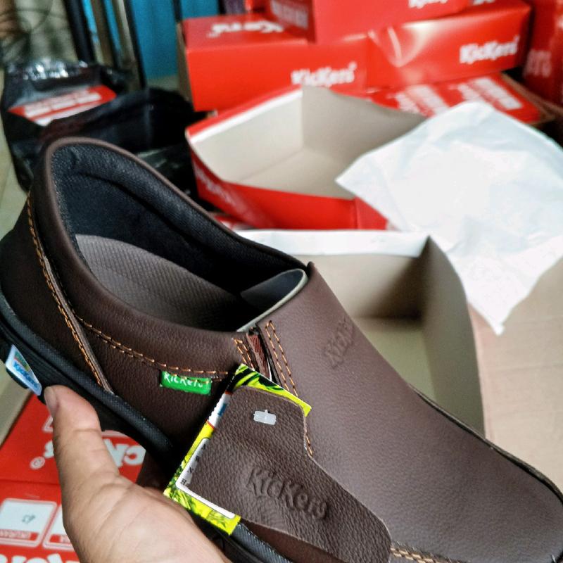 Sepatu Kulit pria asli Full Hitam dengan Sol Karet Lentur Anti-Selip dan Lem Kuat dan dijahit keliling pinggir nya Shoes. Flat 6