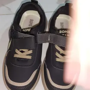 BOMBBEAR 2208 Sepatu Sekolah Anak Dengan Fashion Sneakers bahan Strap Velcro Kulit Sintes Premium, Kualitas Nyaman Lentur Ringan Desain Ergonomis untuk Aktivitas Aktif Si Kecil! warna All black, Black, Khaki, Pink dengan ze 26-37
