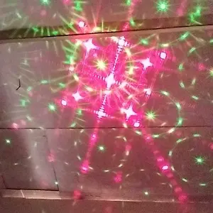 Lampu Pesta LED Sinkron Musik Proyektor Laser Mini dengan Remote Control Warna-warni RGB untuk Karaoke & Pesta USB
