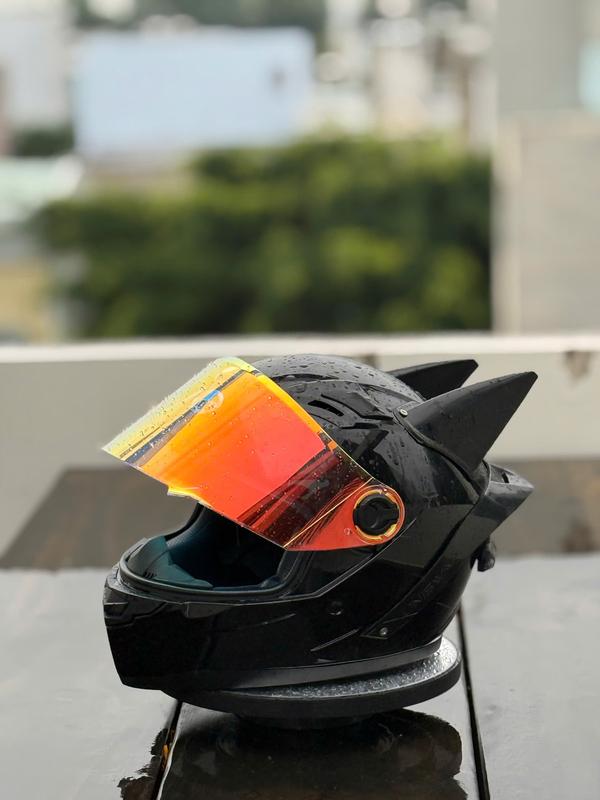 Nón bảo hiểm AGU màu đen bóng gắn tai mèo và đuôi gió chính hãng 2025 Helmet