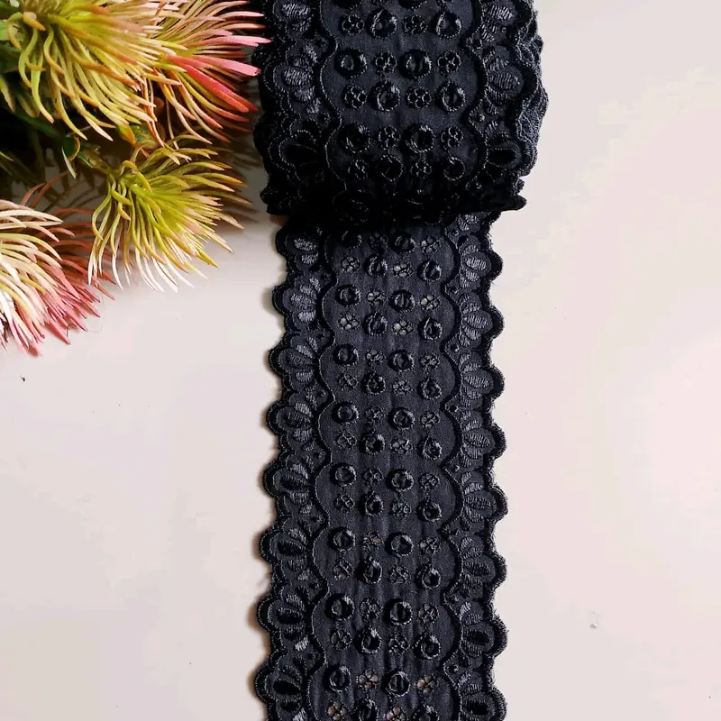 Renda katun/motif tengah/warna hitam/lebar 10cm/harga per 1yard–15yard( 90cm–13,5meter) Rp.7,000–90,000.   Aksesoris Elegan Hijab 2
