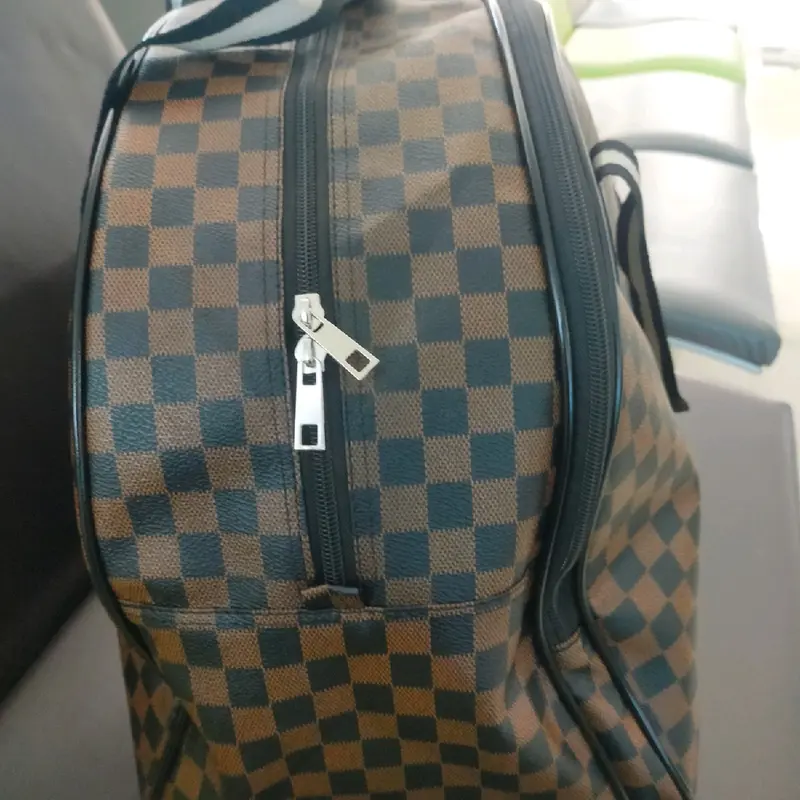 Tas Baju Kulit Sintetis Corak Viral Elle Travel 4