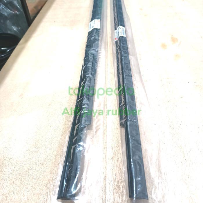 Pelipit Kaca Luar Tengah Panther Kotak / Panther Lama