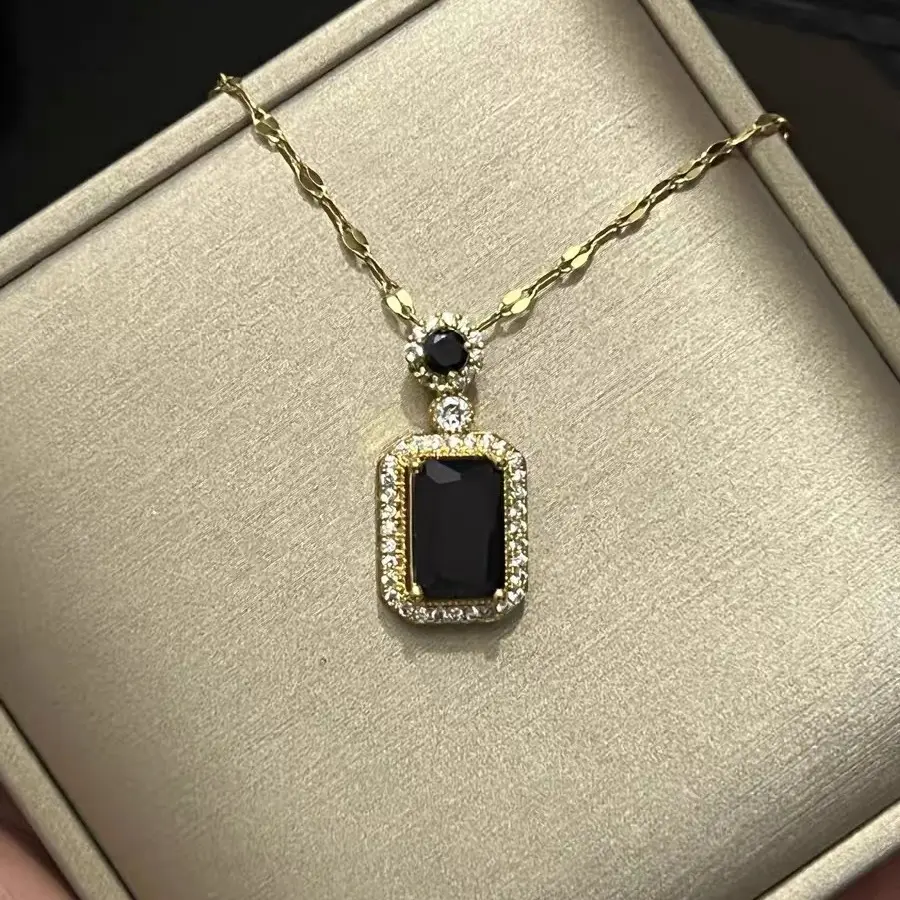 Liontin Berlian Persegi Manis Elegan untuk Wanita