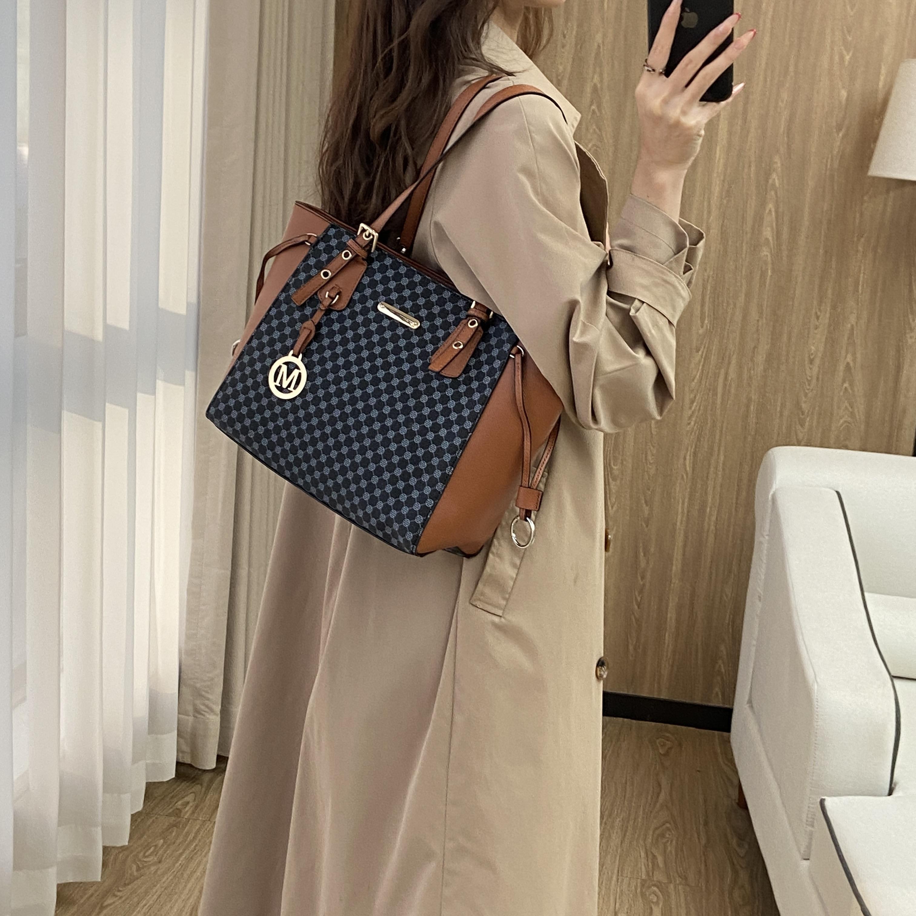 CHIOZND | Midtown Tote - Monogram Two-Tone Klasik tas sling bag tote bag wanita terbaru tas selempang cewek terbaru 2026 tas selempang korean style kuliah/kerja CHIOZND | Midtown Tote - Monogram Two-Tone Klasik tas sling bag tote bag wanita terbaru tas selempang cewek terbaru 2026 tas selempang korean style kuliah/kerja