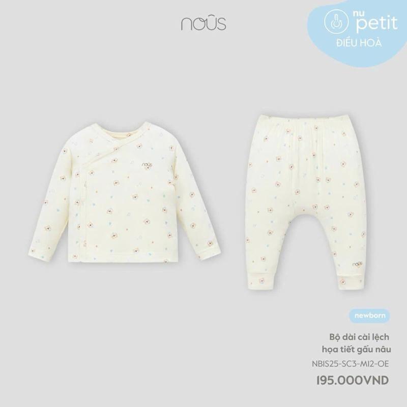 [Nous] Bộ sơ sinh dài cài lệch Nous họa tiết gấu nâu cho bé xắn từ 3-5 kg. Chất peptit mềm mịn, thấm hút mồ hôi và co giãn tốt.