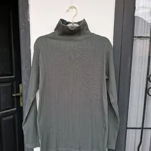 Kaos rib knit turtleneck hunter green lengan panjang