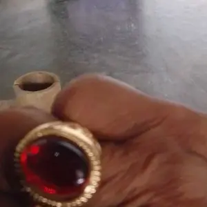 Cincin Pria Punk Retro Berlapis Emas dengan Totem Elang, Batu Amber Sintetis Merah dan Hijau, Aksesori Cincin Pesta Unik dan Elegan Rings
