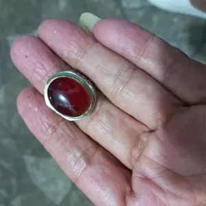 Cincin Batu Merah Muda dengan Desain Elegan dan Detail yang Menarik