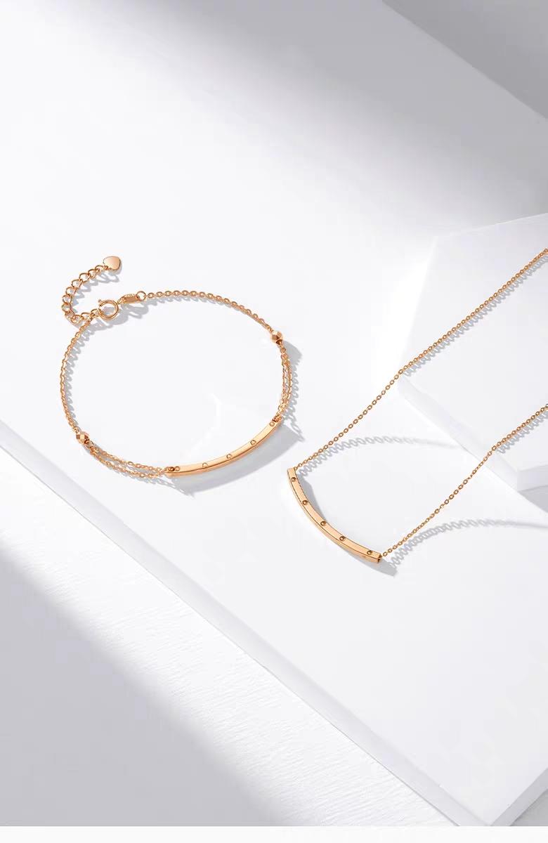 Product Introduction of 【Chow Tai Seng】18K Au750 Rose Gold Square Smile Shape Minimalist Adjustable Bracelet 1