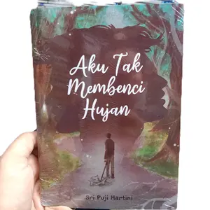 buku novel aku tak membenci hujan