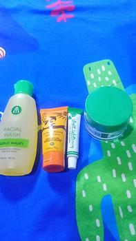 Product Review of Liz Skincare Paket Flek Hitam 4 in 1 Facial Wash Krim Pemutih Malam Siang Sunscreen Tabir Surya - Pencerah Lightening from K**g a**2 1