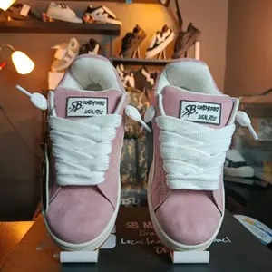 sepatu dewasa rwmaja tanggung model gaya classik retro untuk olahraga senam sekolah warna biru putih strip terbari bahan sole bawahan karet lembut gum lentur