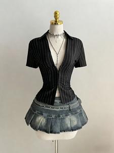 Camisa de mujer para verano con rayas, escote en V profundo, ajuste ceñido en la cintura, abotonada y manga corta; diseño a la moda, uso casual, blusa elegante