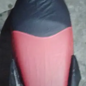 Cover Jok Langsung Pakai Kualitas Premium untuk Semua Jenis Motor - Desain Elegan dan Nyaman - Motif Catur 3D Hitam dan Merah - Cocok untuk Penggunaan Harian Motorcycle