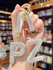 26文字のイニシャル バッグチャーム（シルバーカラー）、キーホルダー、パールブレスレット。ユニセックスで、誕生日やホリデーなどの特別な日にぴったりのギフト。日常使いに最適なユニークなデザイン。