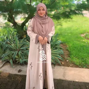 Abaya Lira Original Saudi dengan Detail Bordir Elegan dan Desain Klasik untuk Tampilan Mewah