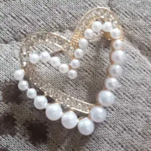 【lingerly】Mutiara cinta bros sifon hati bros sifon anti-silau desain wanita ceruk pin halus