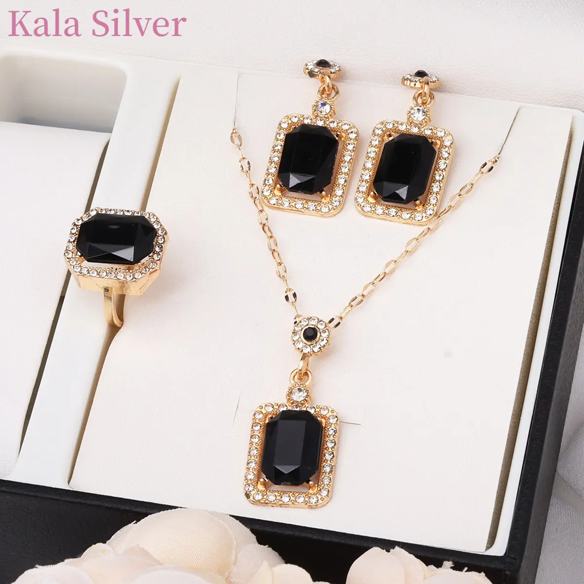 COD Set perhiasan 3 buah yang elegan dan mewah bergaya Eropa dan Amerika, terdiri dari kalung, anting zamrud dan zirkon, serta liontin.
