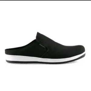 SEPATU SANDAL PRIA SEPATU SELOP PRIA SEPATU KEREN SEPATU SANDAL COWOK TERBARU SEPATU SLIP ON PRIA SEPATU BUSTONG KOREAN STYLE
