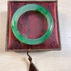 Gelang giok hijau yang cantik