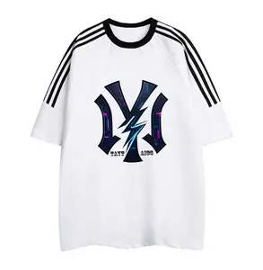 Kaos lengan pendek tiga garis bergaya Amerika yang trendi, unisex, cocok untuk semua musim, gaya baru 2026, pakaian olahraga kampus, potongan longgar, atasan pria dan wanita.