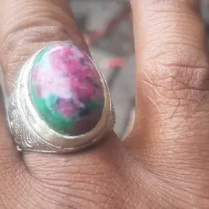 Lostune Batu Ruby Tadulako Asli Natural Batu dengan Warna Merah dan Hijau yang Menarik