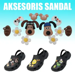 Pin AksesorisMainan Karakter Bahan PVC Picture Real astronot Sepatu Bros Variasi jibbitz couple tempelan DIY Shoe Flower Charm