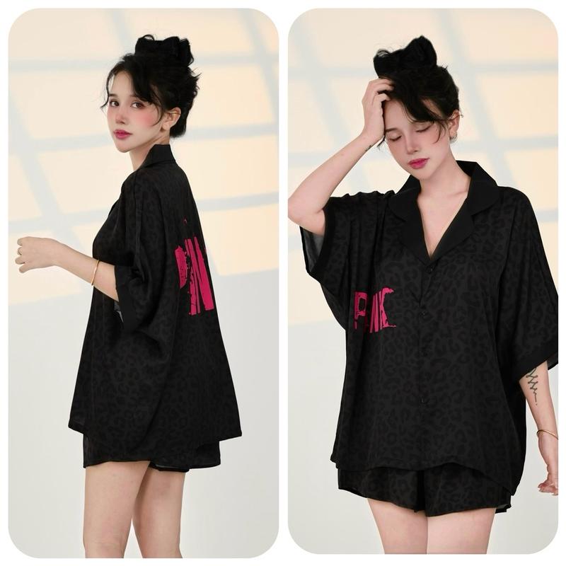 Bộ ngủ pijama không túi đùi cánh dơi đen hoạ tiết báo chứ Pink hồng