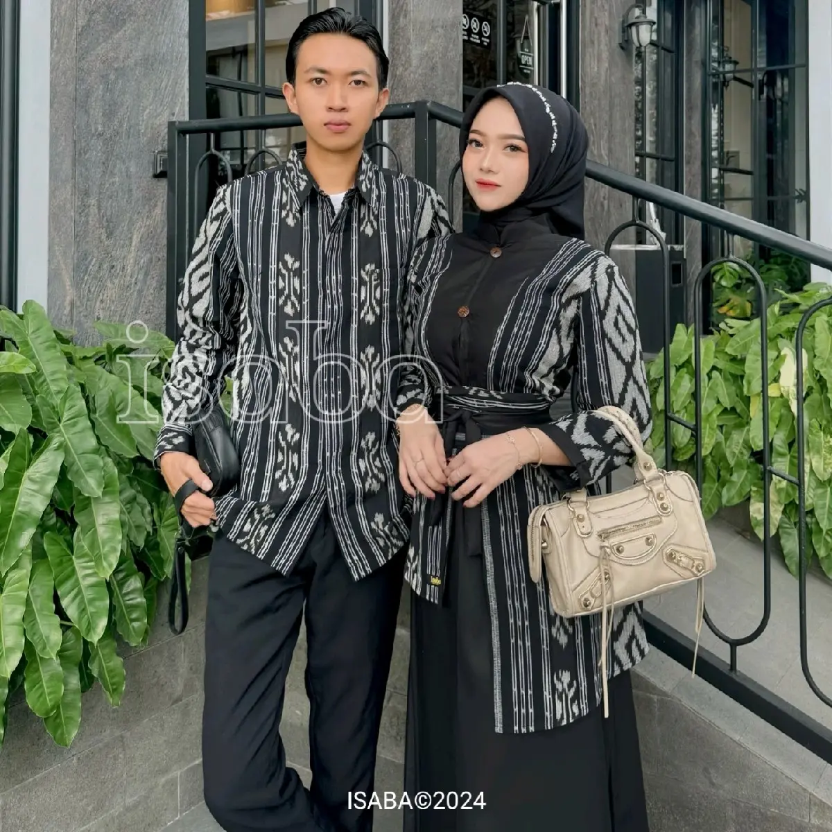 Set Couple Tenun Gamis Marwa Hitam Panjang Kekinian Baju Batik Pasangan Wanita dan Kemeja Pria Prewedding Lamaran Hari Raya Velvet Polos Muslim Kombinasi Sarimbit Kondangan Kain Satin Setelan Keluarga Seragam Dress Kancing Koko Lebaran Motif