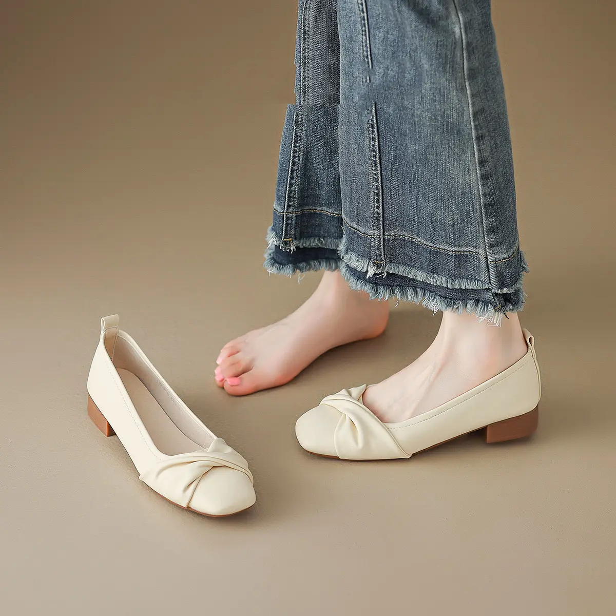 MOMO S09 Sepatu Hak Tinggi Modis Kulit Asli Sepatu Wanita Ujung Persegi Hak Rendah Sederhana Baru Serbaguna Sol Datar Lembut
