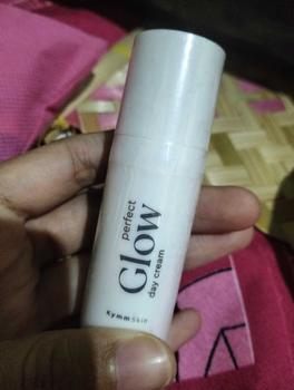 Product Review of [EXCLUSIVE] KYMM SKIN Perfect Glow Day Cream 10gr with UV Protector & Anti Bluelight Kymm Skin | Krim Pagi Moisturizer Pelembab Perawatan Mencerahkan Pencerah Wajah Kusam Anti Aging Noda Hitam from s**a 0