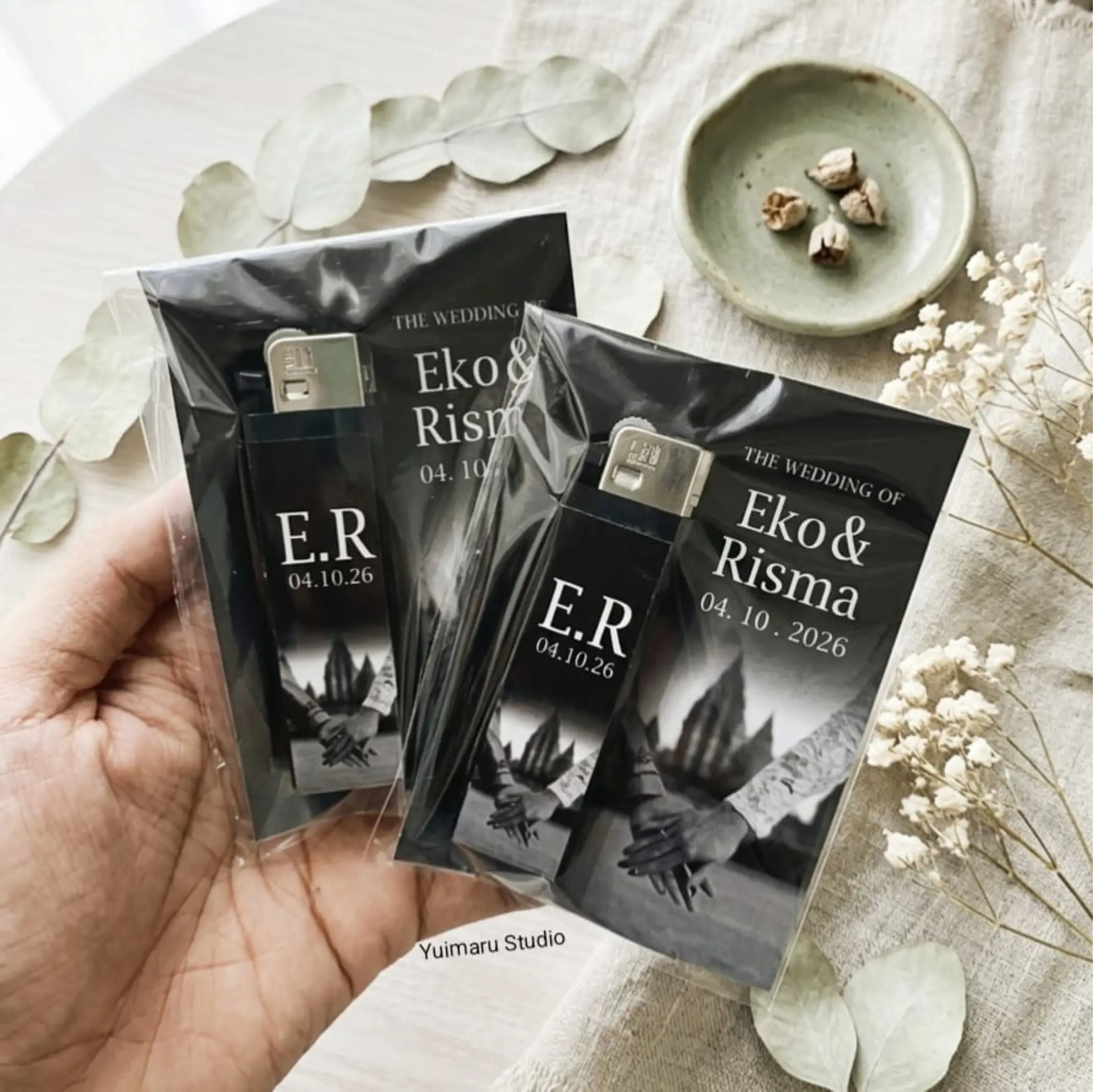 ( 50 Pcs ) SOUVENIR PERNIKAHAN Korek Api/Gas Custome Tema TANGAN Wedding Tema 11 Bisa Request Nama & Tanggal Acara kalian, Bahan Kertas Art paper 120 Berkualitas