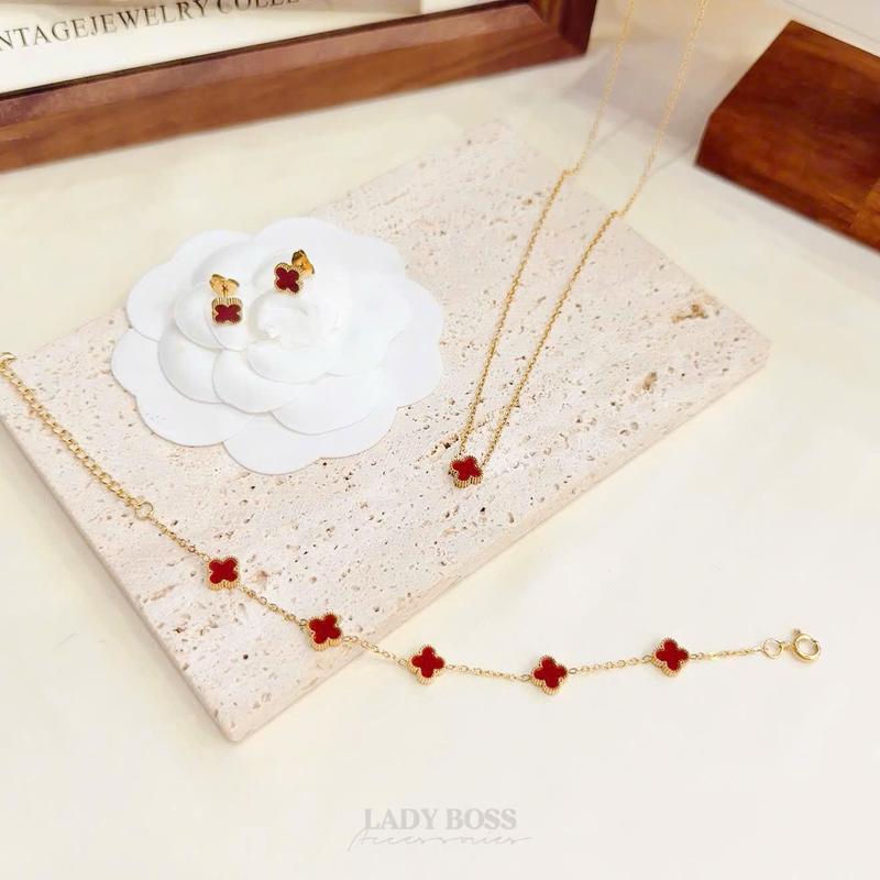 Trọn Bộ 3 Món Trang Sức Thiết Kế Titan Cỏ 4 Lá Mini 0.7cm Đen Và Đỏ Kèm Hộp, Set Phụ Kiện Cỏ Bốn Lá Mini Bông Tai, Lắc Tay và Dây Chuyền 5 Charm Khoá Tròn cho Nữ S283 Lady Boss Accessories