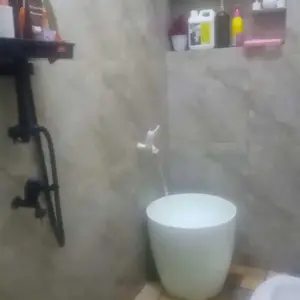 Pot Plasik Jumbo 50  PUTIH HITAM XXL Minimalis Pot Tanaman Besar Ada Roda di Bawah Bahan Plastik Tebal dan Kuat Bagus