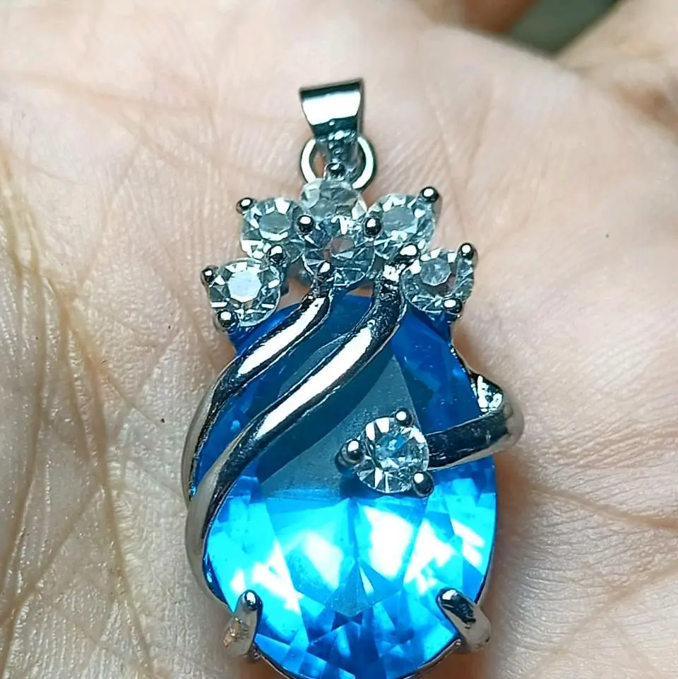 Bandulan liontin cw blue topaz swis cutting Kalung