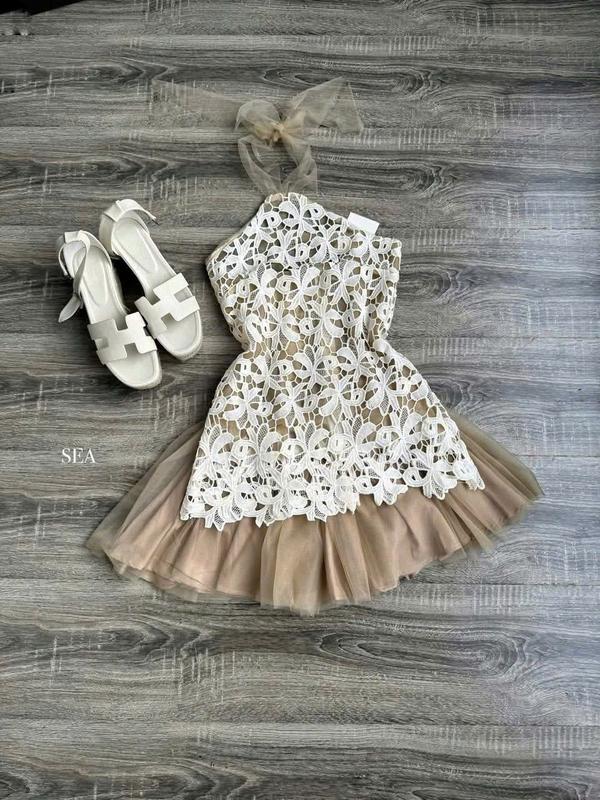 Set áo ren cổ yếm kèm chân váy ren xếp ly nữ tính thanh lịch Women Top