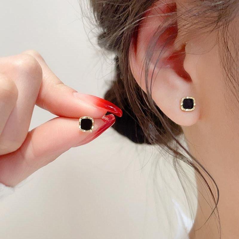 Bông Tai Mini Hình Vuông Màu Đen, Dành Cho Phụ Nữ Có Lỗ Tai, Không Cần Tháo Bông Tai Khi Ngủ, Nhỏ Và Thanh Lịch, Tinh Tế, Đơn Giản Và Nhỏ Gọn Thích Hợp Để Đi Làm Hàng Ngày Voi Women 1