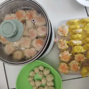 kulit dimsum warna kuning ukuran 6-10 cm isi 50 lembar